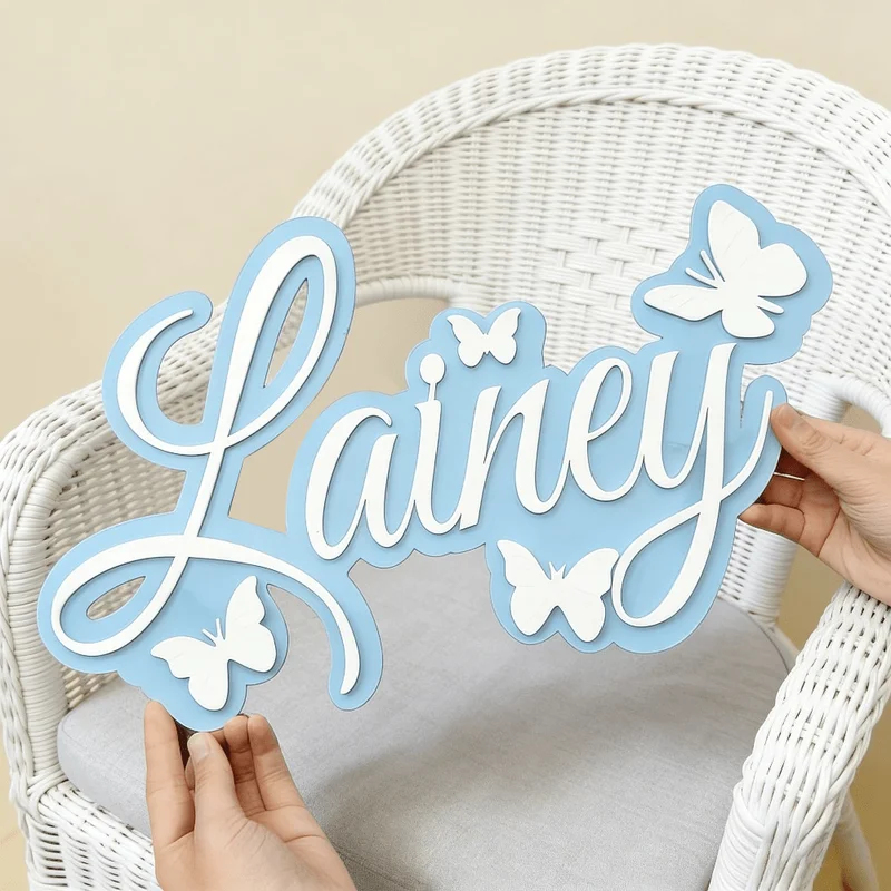 Baby Nursery Decor - 맞춤형 아기 이름 명판, 흰색 나비가